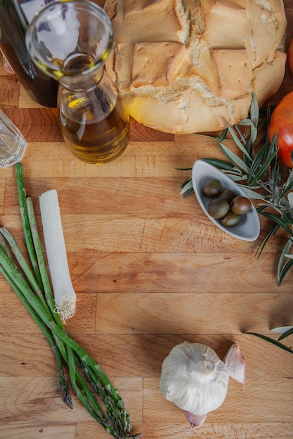 Zbliżenie na składniki: zioła, oliwa, warzywa